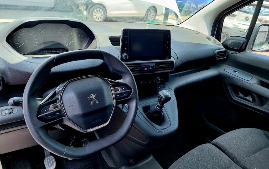 No te arriesgues comprando autos en subastas, tienen vicios ocultos y faltantes. Compra de manera directa con nosotros, todas nuestras unidades encienden y ruedan.