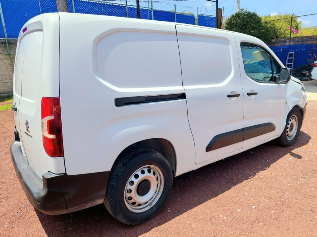No te arriesgues comprando autos en subastas, tienen vicios ocultos y faltantes. Compra de manera directa con nosotros, todas nuestras unidades encienden y ruedan.