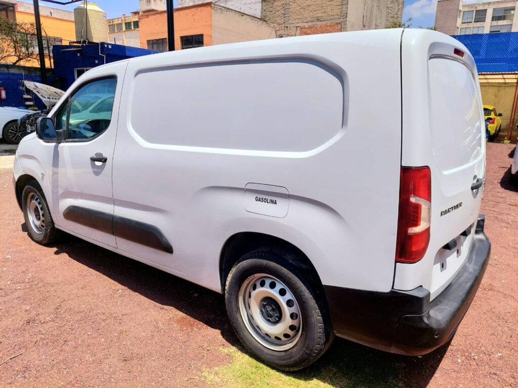 No te arriesgues comprando autos en subastas, tienen vicios ocultos y faltantes. Compra de manera directa con nosotros, todas nuestras unidades encienden y ruedan.