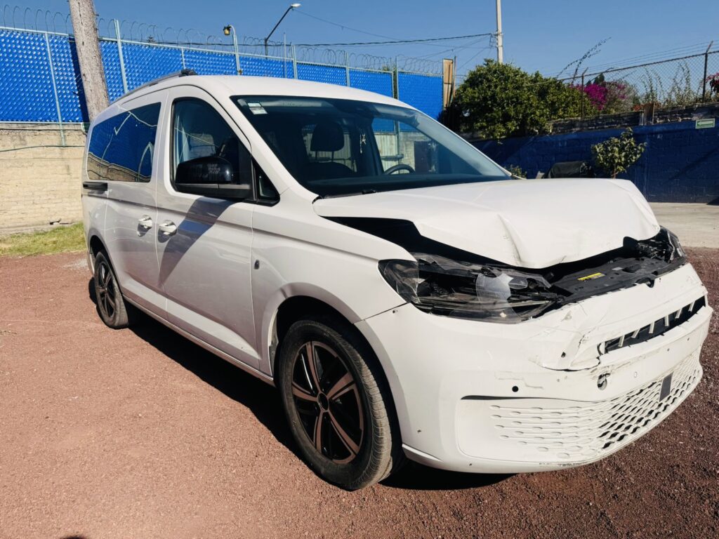 No te arriesgues comprando autos en subastas, tienen vicios ocultos y faltantes. Compra de manera directa con nosotros, todas nuestras unidades encienden y ruedan.